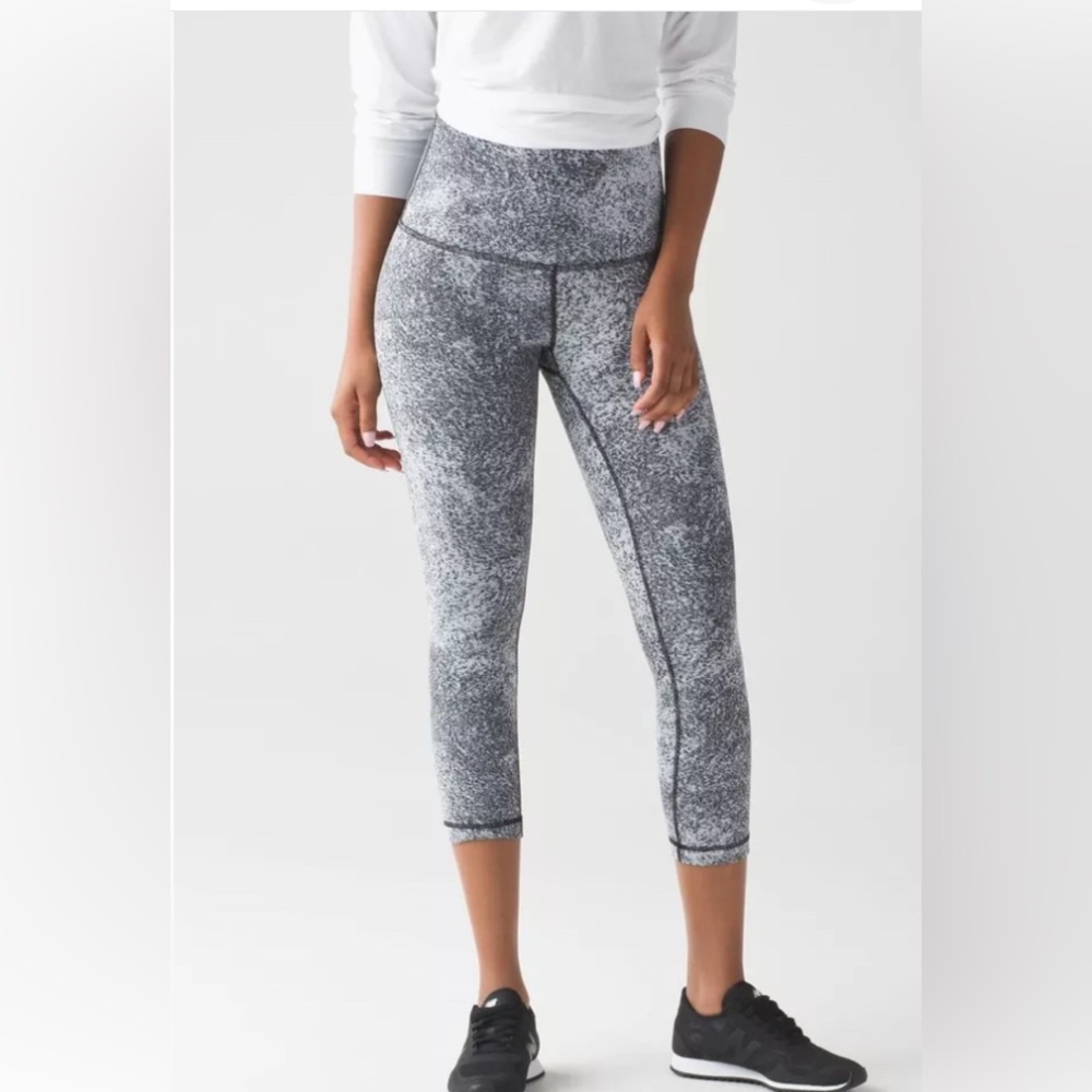 Lululemon Wunder Under Crop High-Rise in Luon Spray Jacquard White Black Size 8